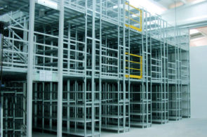 Scaffalature a passerella
